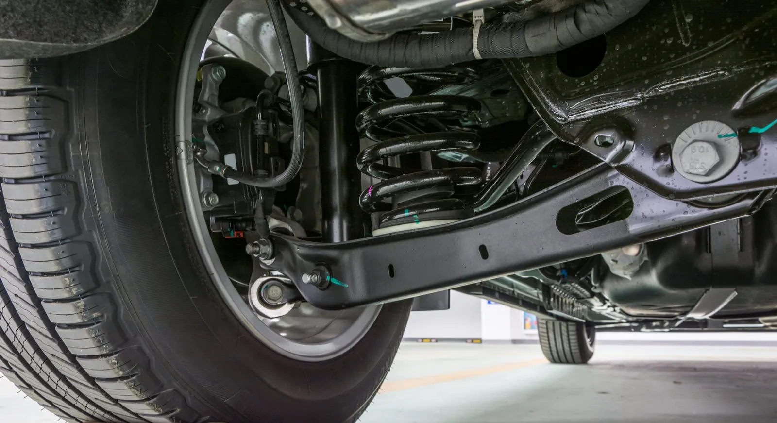 Suspensão de um carro, vista por baixo